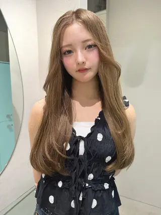 ロング GEM YURI ハイトーンカラーのヘアスタイル