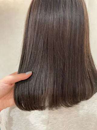 ミディアム 透明感オリーブ🫒/ ブリーチなしWカラーのヘアスタイル