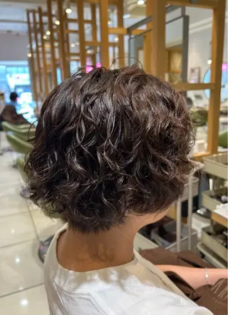 ショート パーマ ハイライトカラー レイヤーカットのヘアスタイル