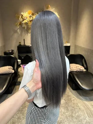 ロング カラー tomoya 透明感のグレージュのヘアスタイル
