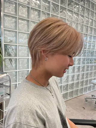 ショート ハイトーン💎 ホワイトベージュ坪谷のヘアスタイル