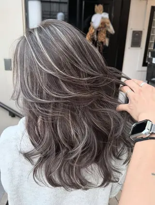 ロング ハイトーン デザインカラーのヘアスタイル