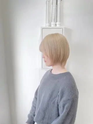 ショート Muミュー/ブリーチ ハイトーン　Wカラーのヘアスタイル