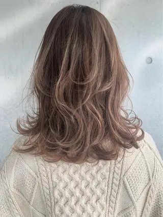 セミロング ハイトーン×レイヤー カットTAKUMIのヘアスタイル
