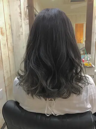 ミディアム 鷺谷 玲奈のヘアスタイル