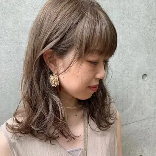 ミディアム カラー 澤村 志織のヘアスタイル