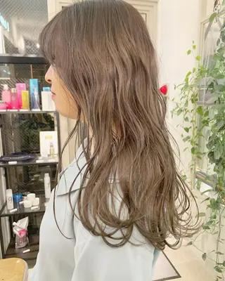 セミロング カラー ネイル ハイトーンボブ 前田 表参道　グレージュのヘアスタイル