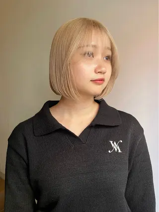ミディアム ハイトーン💎 ホワイトベージュ坪谷のヘアスタイル