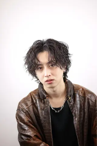 ミディアム パーマ ヘアアレンジ メンズ 🔥ニュアンス フェザー小林海斗🔥のヘアスタイル