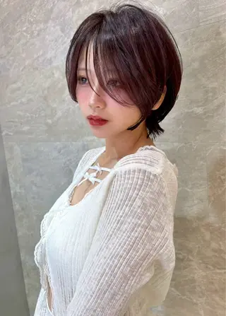 ショート 縮毛矯正／レイヤー 顔周／艶カラ-／笑璃のヘアスタイル