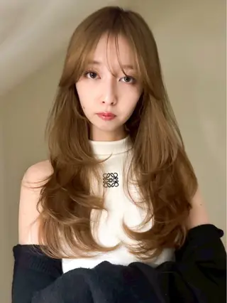 ロング レイヤー/顔周り ブリーチカラーのヘアスタイル