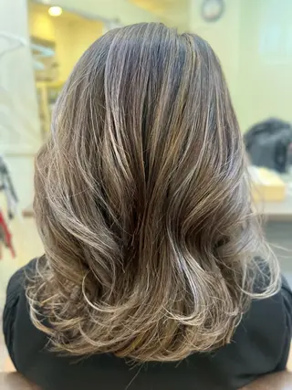 セミロング カラー 鶴見 和美のヘアスタイル