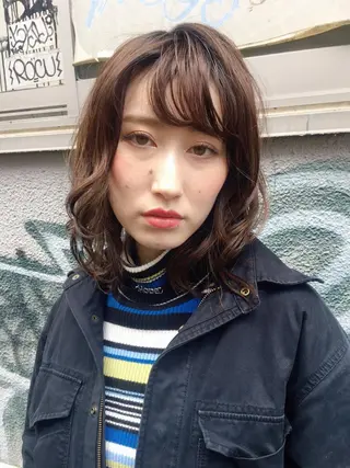 ミディアム カラー ウルフカット／吉村 桃子のヘアスタイル