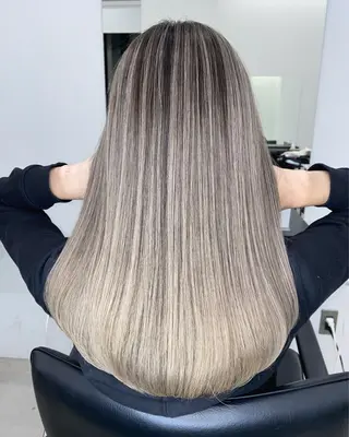 セミロング カラー ブリーチ 透明感HIDEのヘアスタイル