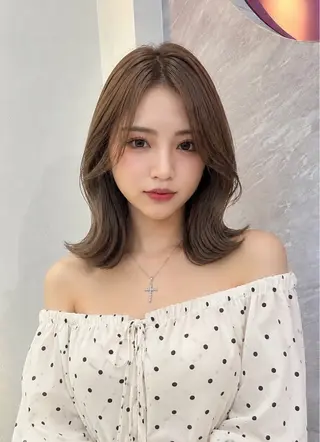 ミディアム 🩶艶感ハイトーン/ 池袋/mei🩶のヘアスタイル