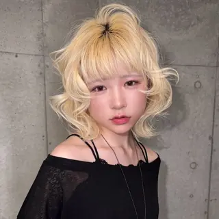 ショート YUI/ ハイトーン デザインカラーのヘアスタイル