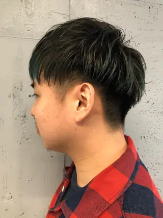 メンズ 顔まわりレイヤー デザインカットのヘアスタイル