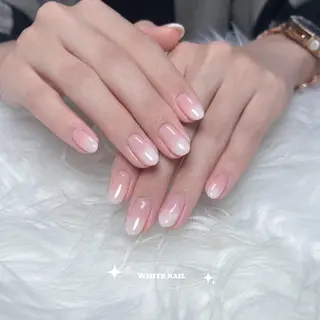ミディアム WHITE nail 栄店のネイルデザイン