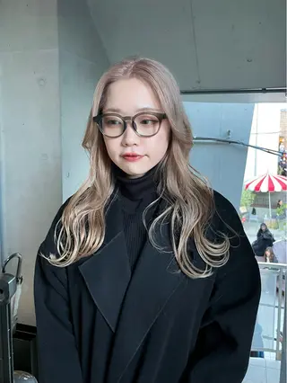 カラー ミルクティーベージュ ブリーチ🖤サヤカのヘアスタイル
