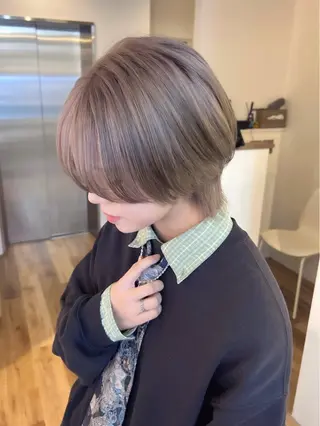 ショート カラー Ayame / ハイトーンカラーのヘアスタイル