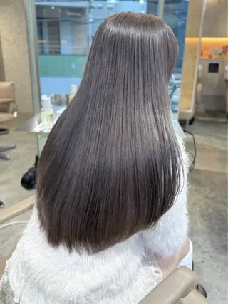 ロング カラー 失敗しないハイトーン ミルクティーベージュのヘアスタイル