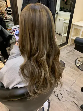 ロング カラー 鶴見 和美のヘアスタイル
