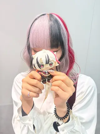 ロング カラー インナーカラー 推し ブリーチ 髪質改善のヘアスタイル