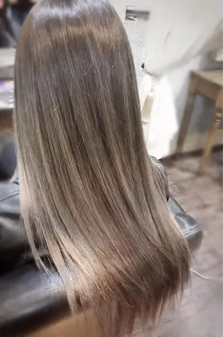 セミロング カラー Tsuyoki .のヘアスタイル