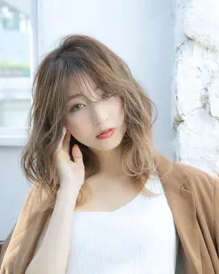 セミロング カラー Akane レイヤー/艶カラーのヘアスタイル