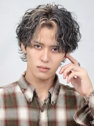 ミディアム カラー パーマ ヘアアレンジ メンズ 🔥ニュアンス フェザー小林海斗🔥のヘアスタイル