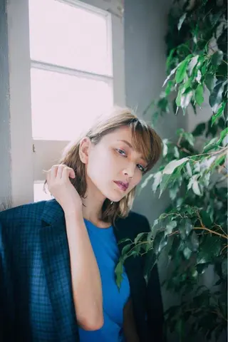 ミディアム 佐藤 香織のヘアスタイル