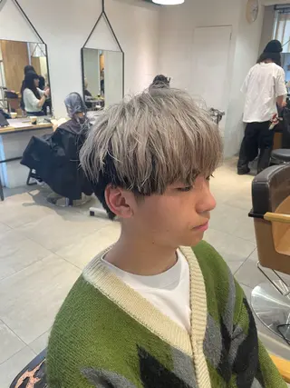 カラー メンズ ミルクティー× グレージュMOMOのヘアスタイル