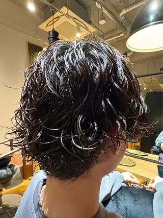 パーマ メンズ 🎨艶感ニュアンス カラー🐬櫻井海星のヘアスタイル
