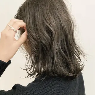 ミディアム カラー マツエク・マツパ ハイトーンボブ 前田 表参道　グレージュのヘアスタイル