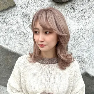 ミディアム 艶髪/ハイトーン Sherryのヘアスタイル