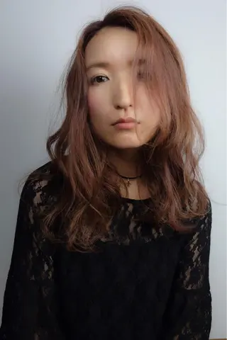 セミロング 佐山 眞紀のヘアスタイル