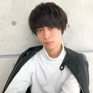 ショート メンズ センターパート/毛 流れ/パーマ特化のヘアスタイル