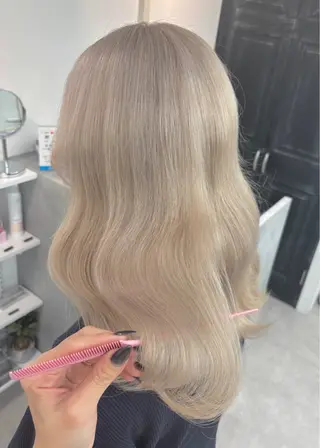 セミロング ハイトーンカラー 🦋yuri🦋のヘアスタイル
