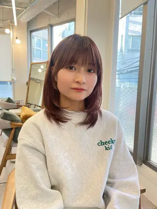 ミディアム 顔まわりレイヤー 透明感カラー🩵🩵のヘアスタイル