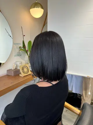ミディアム 塩川ももこ/ 自然な縮毛矯正のヘアスタイル