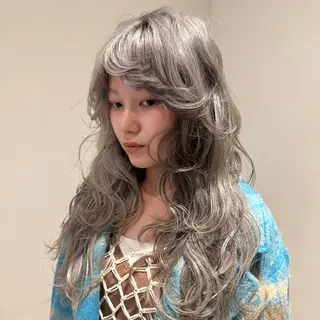 ロング カラー ハイトーン/デザイン カラー山下莉歩のヘアスタイル
