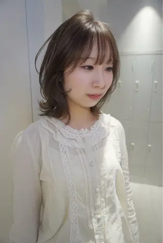 ミディアム カラー Ami/レイヤー カット/ハイトーンのヘアスタイル