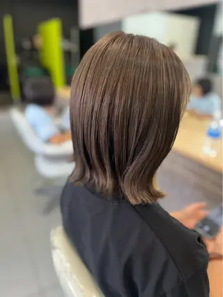 ミディアム カラー 新岡 萌乃のヘアスタイル