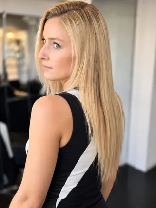 ロング W_SALON 四条 ブリーチ 髪質改善のヘアスタイル