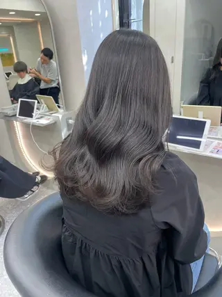 ミディアム 透明感オリーブ🫒/ ブリーチなしWカラーのヘアスタイル