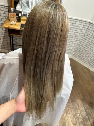 ミディアム 半田 知穂のヘアスタイル