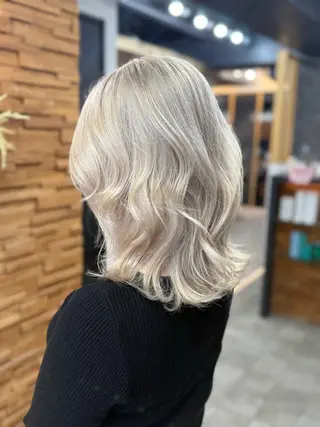 セミロング カラー RIEブリーチ& エクステ特化型のヘアスタイル