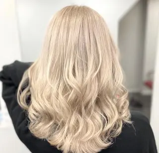セミロング カラー ミルクティー量産💙 💙ブリーチ特化💙のヘアスタイル
