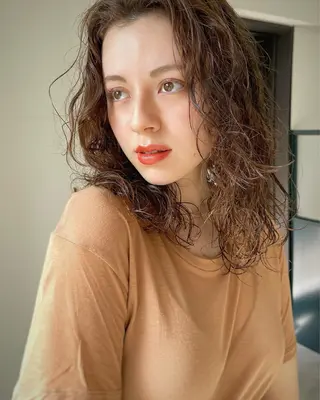 ミディアム カラー パーマ ヘアアレンジ ネイル マツエク・マツパ トレンド眉🌈✨ arisaの眉毛・アイブロウイメージ