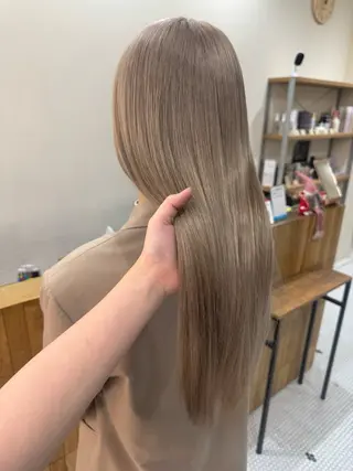 カラー ハイトーン/デザイン カラー山下莉歩のヘアスタイル